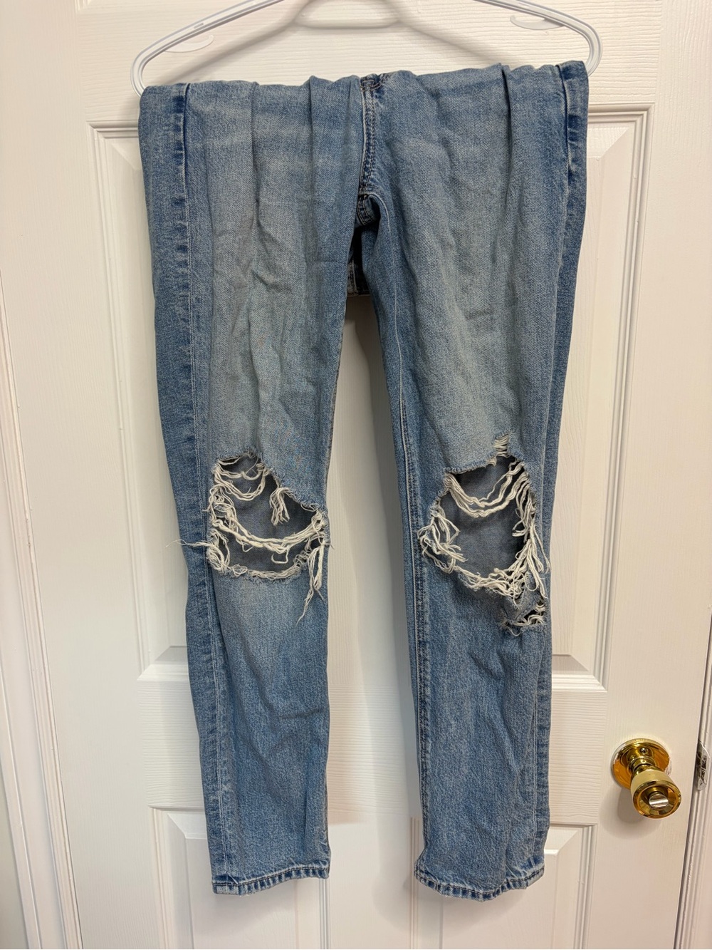 American Eagle Strigid Ripped Mom Jeans Light Wash